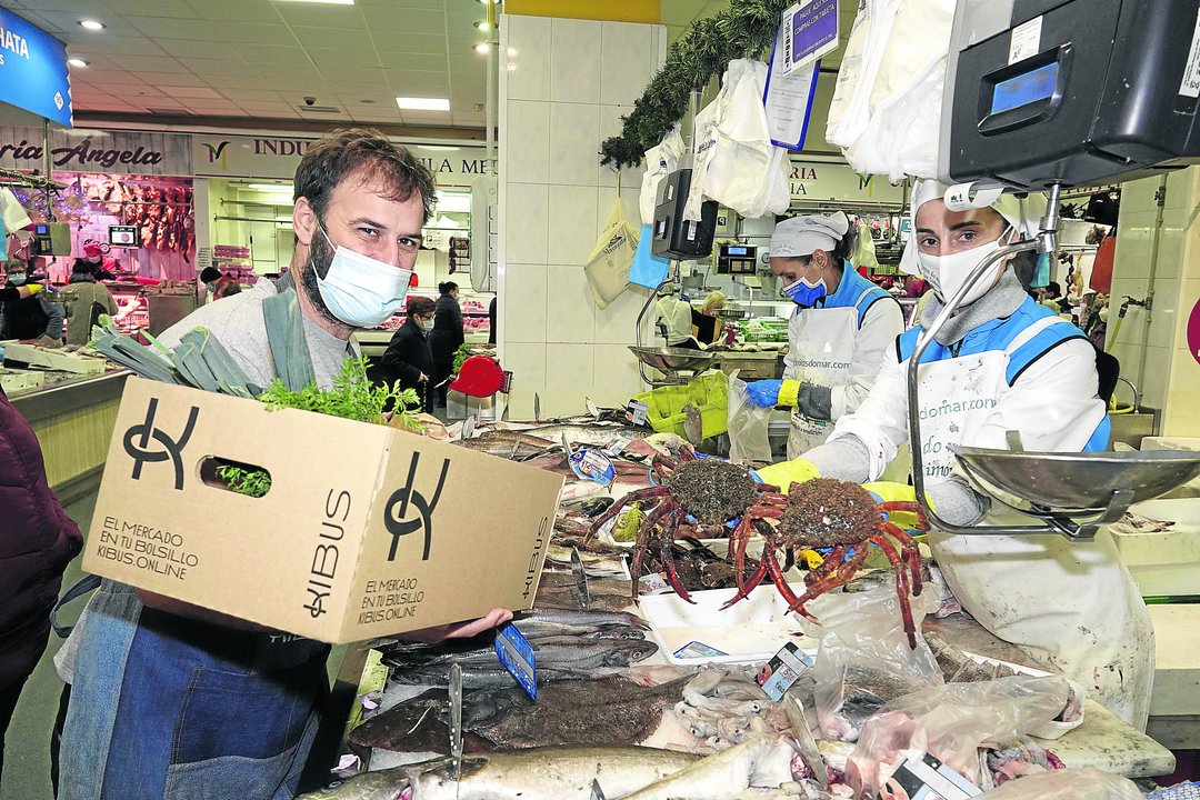 Fernando Díaz-Pache, responsable en Vigo de Kibus, prepara un pedido en el Mercado de O Calvario
