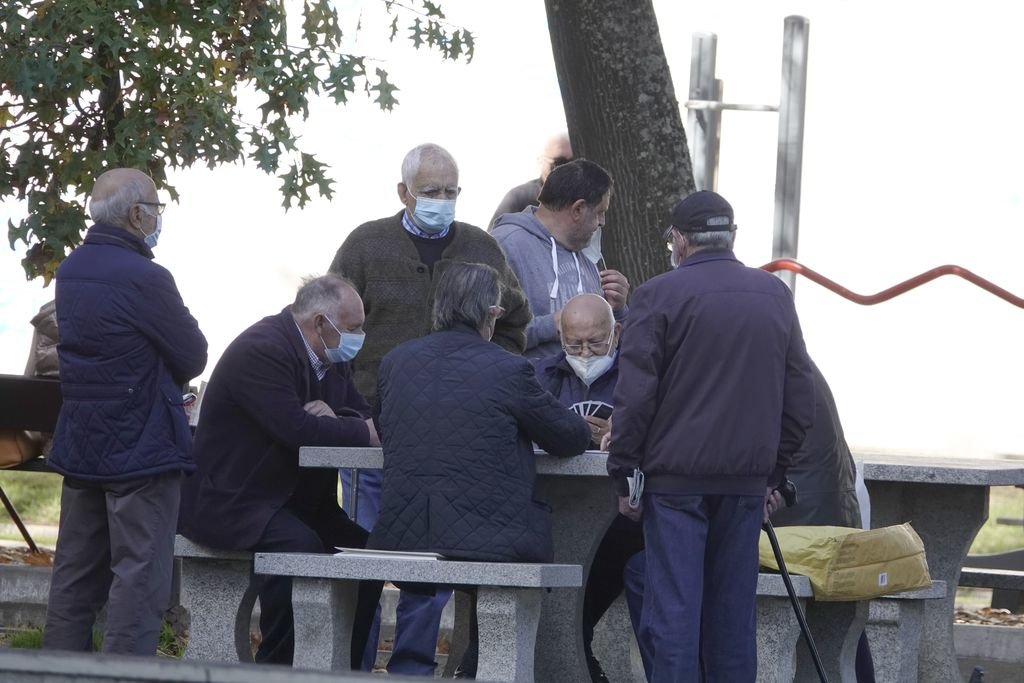 Un grupo de jubilados, jugando a las cartas en una zona clásica de Vigo.