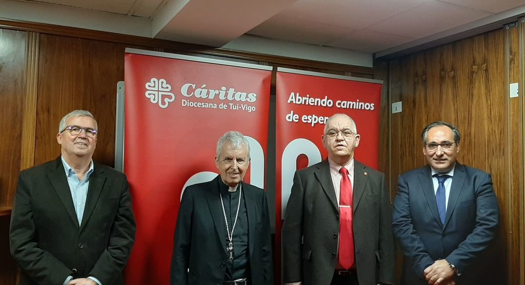Mazorra, el obispo Quinteiro, Davila y Moreno Lugrís, ayer en la sede de Cáritas Tui-Vigo.