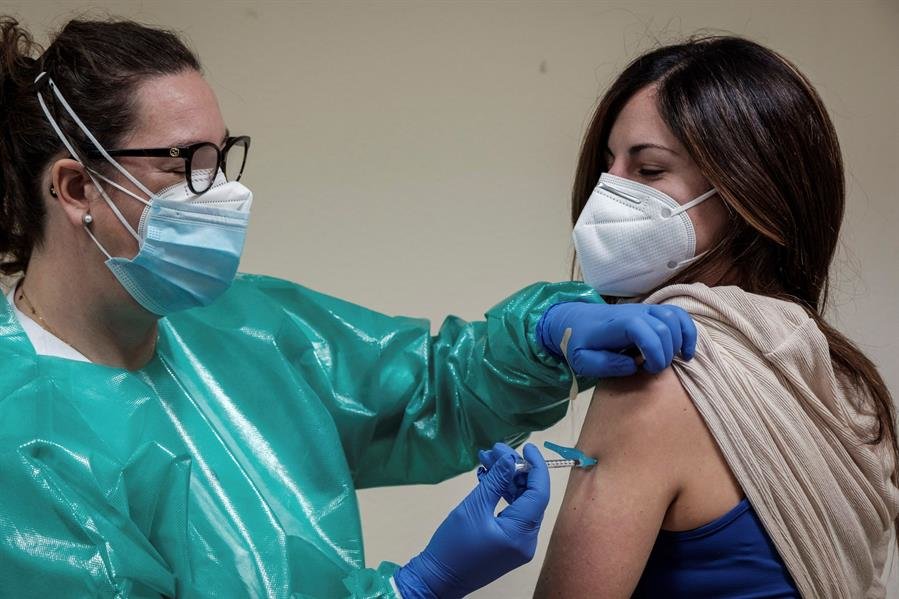 Personal sanitario reciben la primera vacuna.