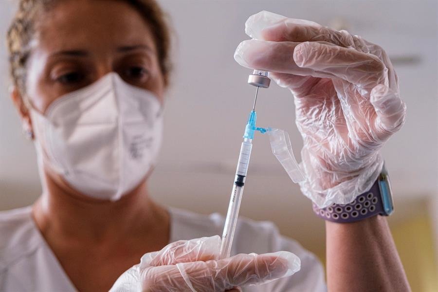 Una enfermera prepara una jeringuilla con la vacuna contra la covid-19.