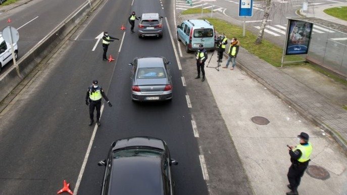 Uno de los controles de movilidad de la Policía ayer en la entrada a Santiago de Compostela.