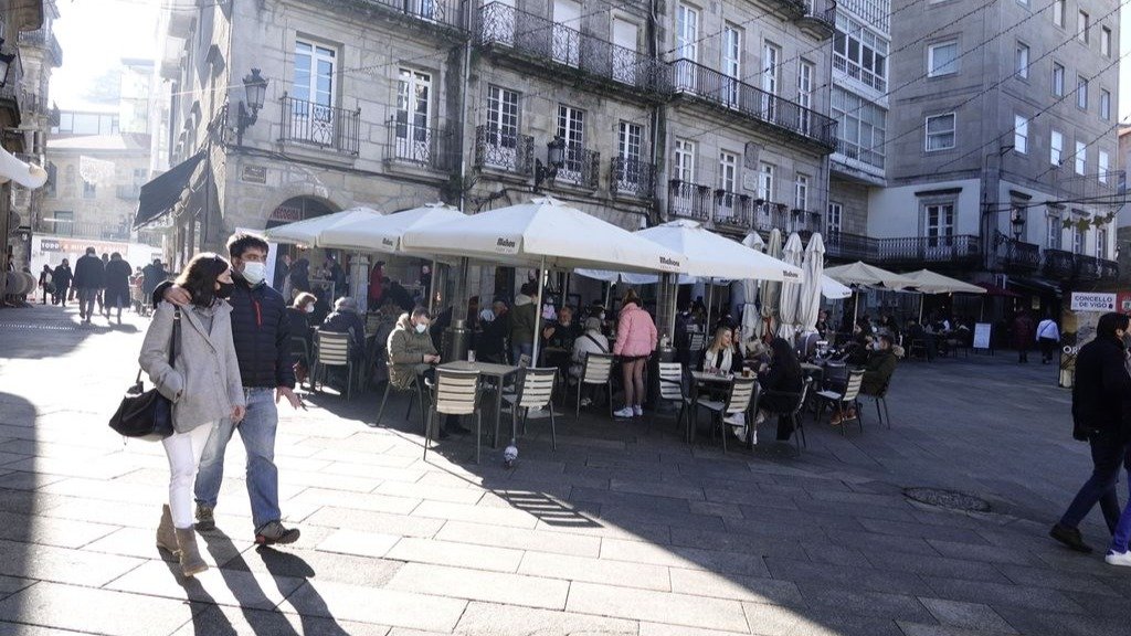 Las terrazas de Vigo registraron ayer una gran afluencia de clientes debido a la  jornada de descanso unida a la subida de temperaturas.