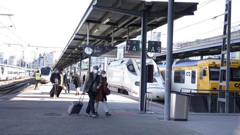 Los pocos pasajeros que ayer descendieron del primer tren que llegó a Vigo desde Madrid.