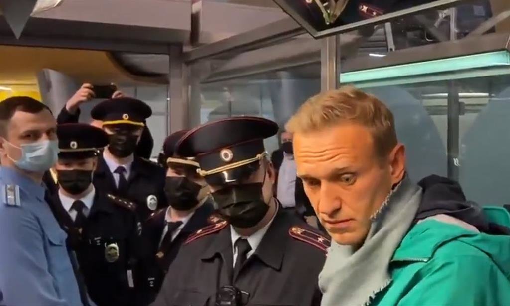 Detenido el opositor ruso Alexei Navalni nada más aterrizar en Moscú