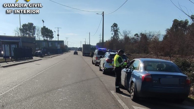 La Guardia Civil detecta a un conductor con el carné retirado por pérdida de puntos, ITV caducada, saltándose las restricciones por cierre perimetral