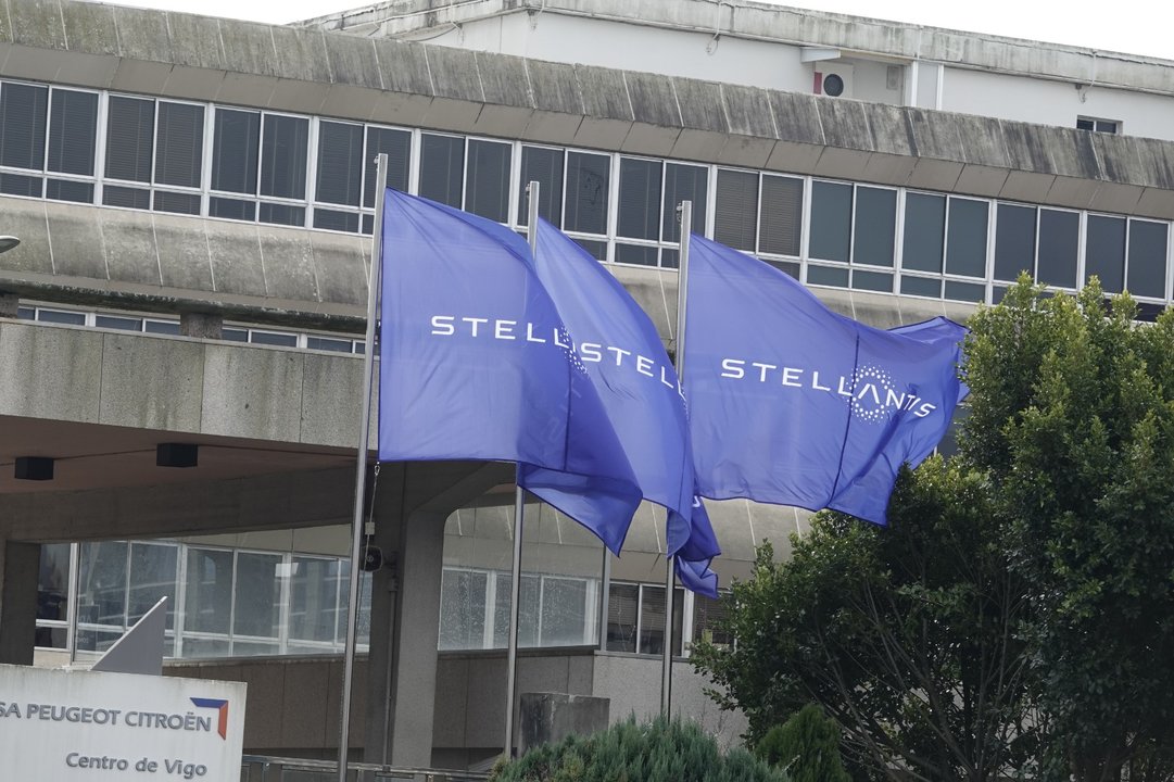 La bandera con el nuevo logo de Stellantis ya luce en la factoría de Vigo
