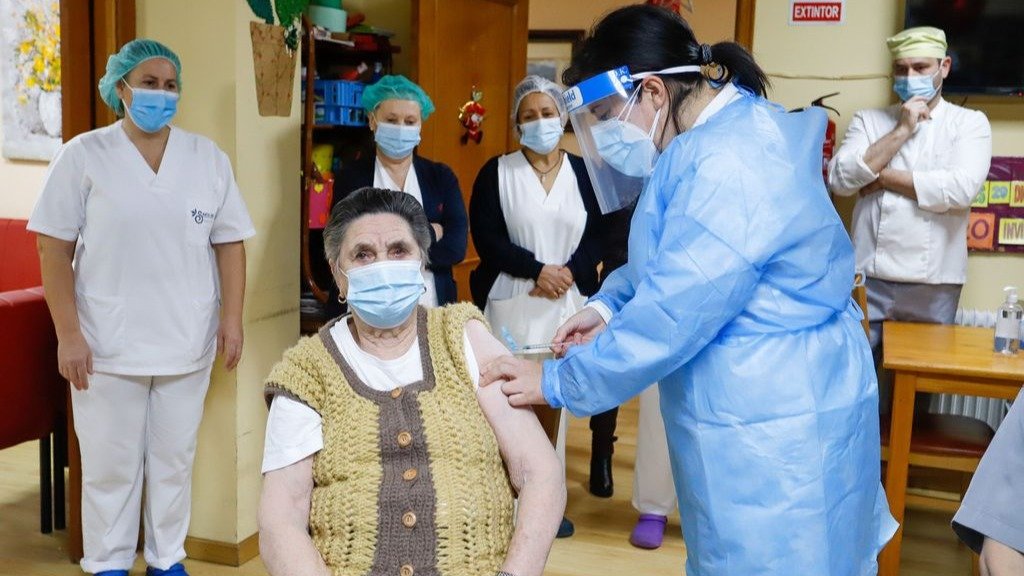 María Bello, la primera vacuna del área viguesa, recibió ayer la segunda dosis en Ponteareas.