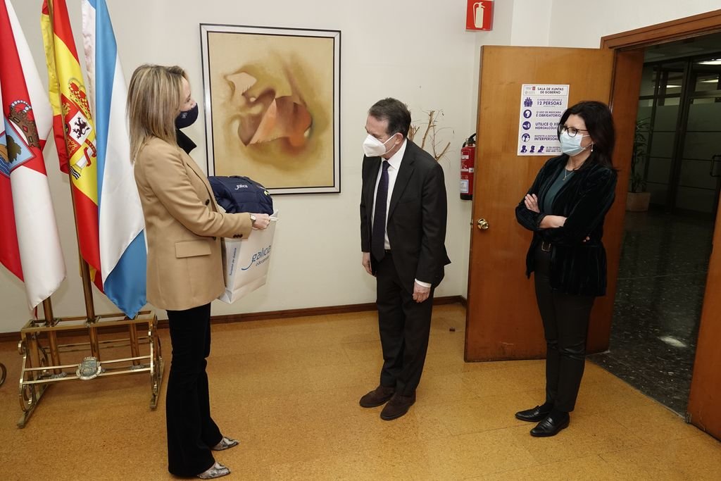 Marta Fernández-Tapias regaló a Caballero un chaleco del Xacobeo en la reunión mantenida ayer.