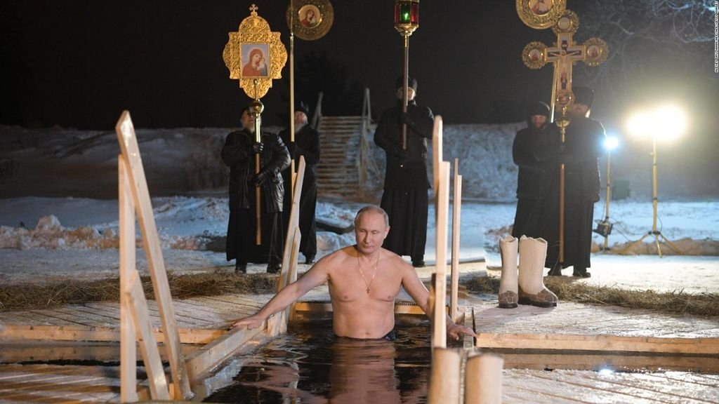 El presidente de Rusia, Vladimir Putin, se baña en agua congelada.