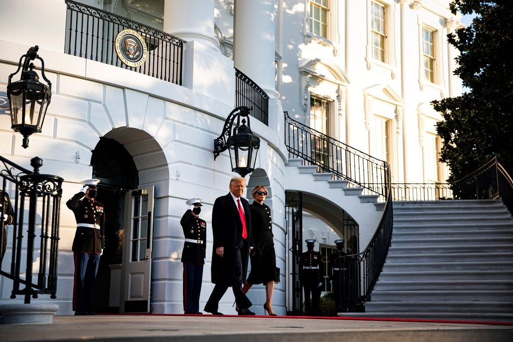 El presidente de EEUU Donald Trump y la primera dama, Melania Trump, abandonan la Casa Blanca antes de abordar el Marine One en el jardín sur.