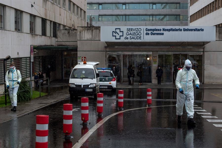 Empleados municipales desinfectan el acceso al Complejo Hospitalario Universitario de Ourense (CHUO)