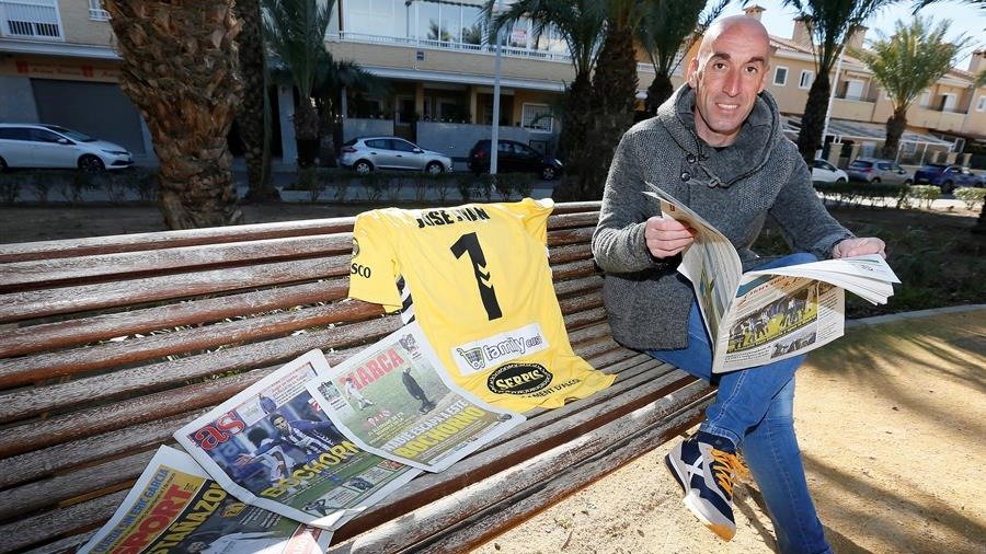 José Juan, portero del Alcoyano, lee la prensa, en la que es protagonista, tras el partido de Copa del Rey contra el Real Madrid