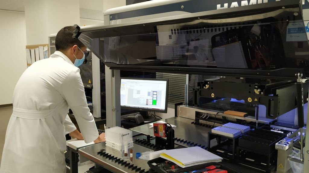 Los nuevos equipos que llegaron al laboratorio de Microbiología del Cunqueiro.