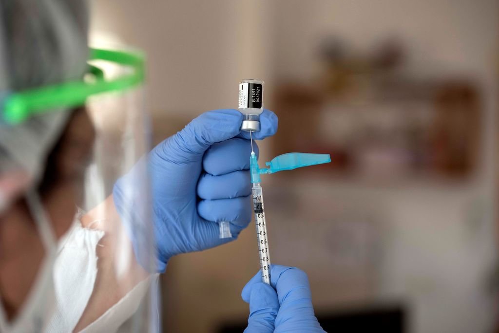 Una sanitaria prepara una dosis de vacuna para administrar en una residencia de Menorca.
