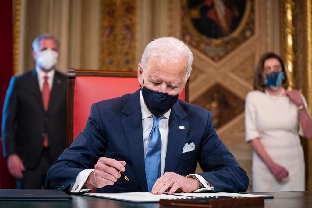 El nuevo presidente de Estados Unidos, Joe Biden, firma las primeras órdenes ejecutivas de su gobierno.
