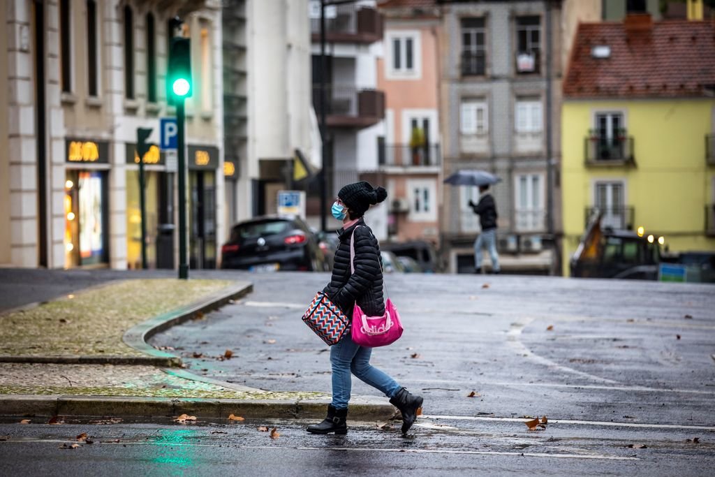 Una joven camina por una de las calles del centro de Lisboa, en Portugal.