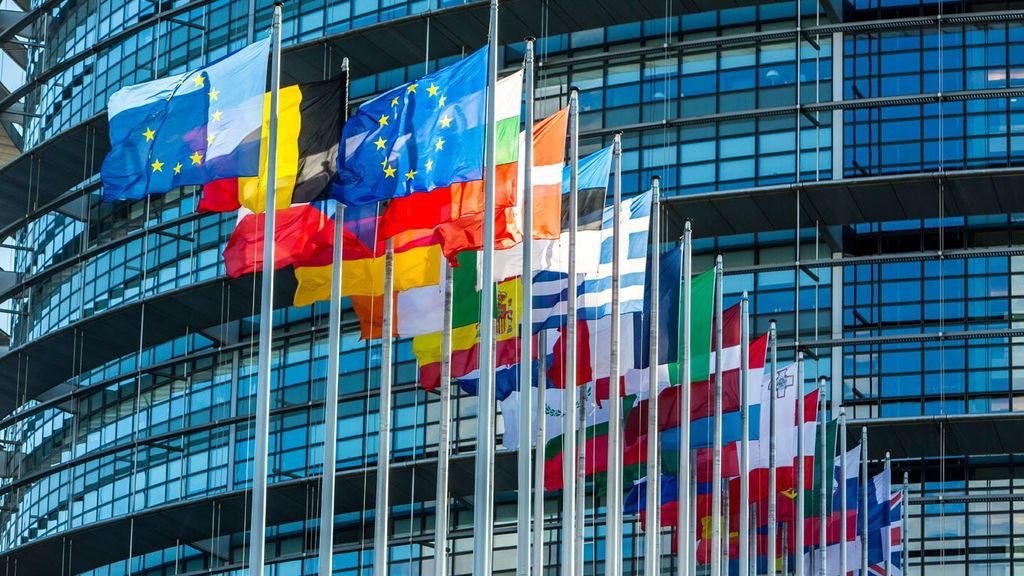 Banderas de los países socios frente a los edificios de las instituciones europeas en Bruselas.