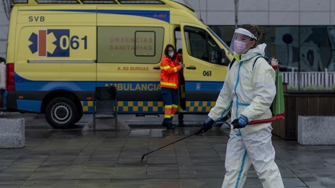 Empleados municipales desinfectan el acceso al Complejo Hospitalario Universitario de Ourense (CHUO)