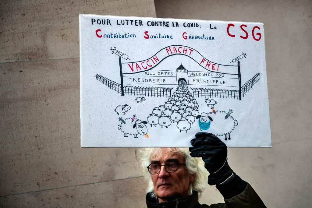 Un hombre protesta contra la campaña de vacunación en París.