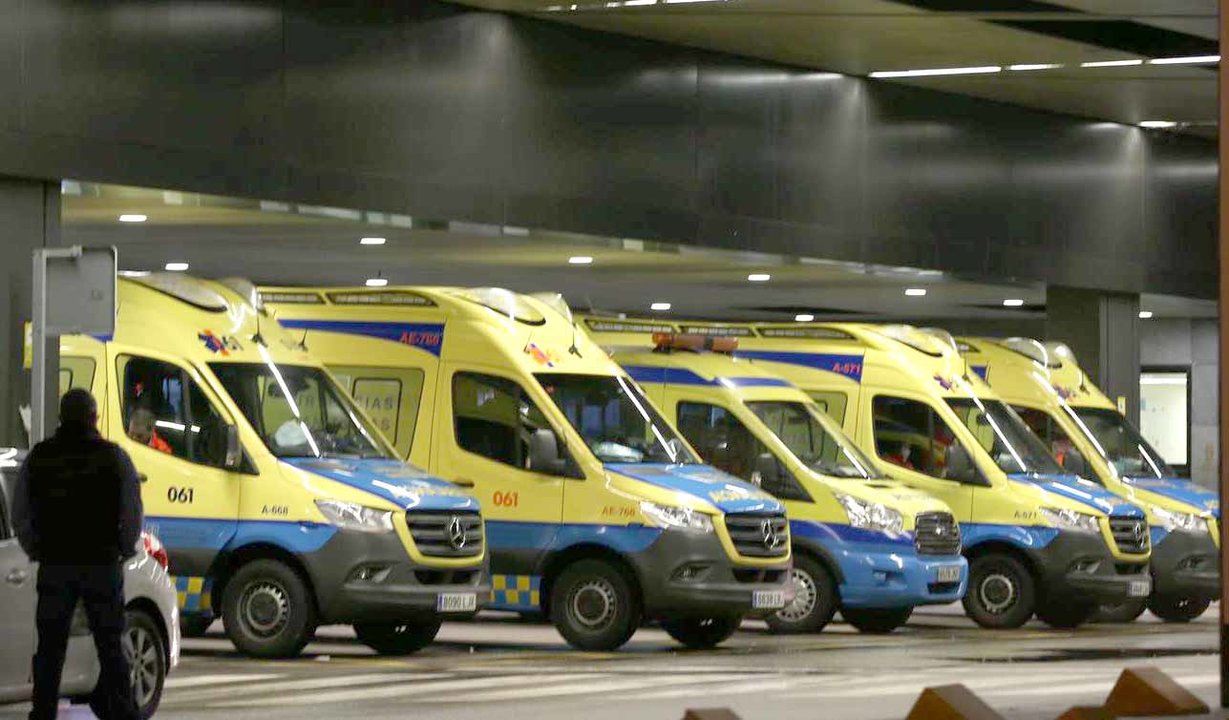 Imagen de archivo de ambulancias en el Hospital Álvaro Cunqueiro. // Alberte