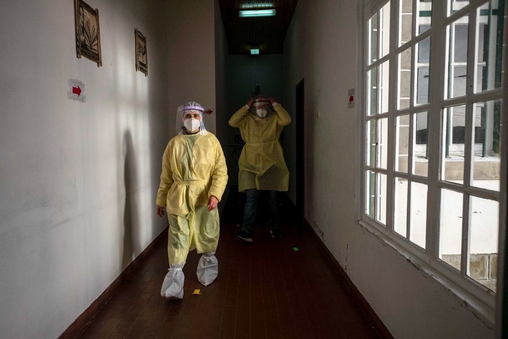 Dos sanitarios en un centro de test de covid en la isla portugesa de Sao Miguel, en las Azores.
