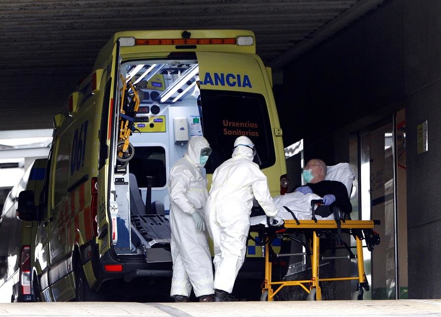 Una ambulancia con un paciente llega al complejo hospitalario Arquitecto Marcide de Ferrol CHUF.