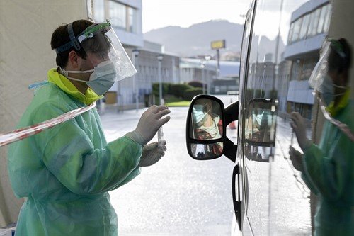 Una persona recoge su test de saliva desde el coche en la Avenida de Arsenio Iglesias en Arteixo, A Coruña