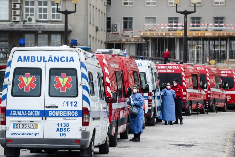 Decenas de ambulancias esperan a la entrada del hospital de Santa María, en Lisboa.