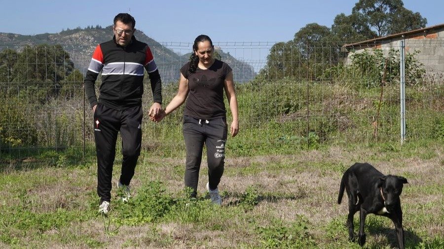 Alejandro Gómez pasea junto a su mujer, Paula Hernández, en las cercanías de su casa de Zamáns el pasado mes de septiembre.