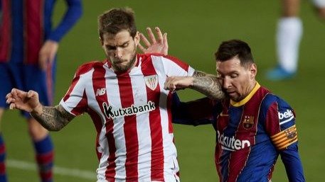 Íñigo Martínez trata de frenar a Messi en la última jornada de liga.