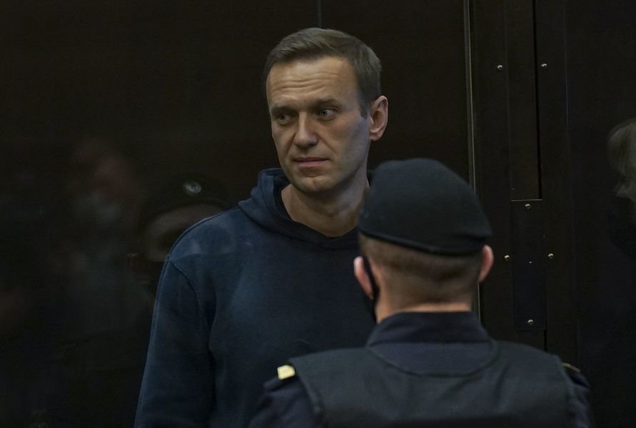 Alexéi Navalni, de pie, desafiante ante el tribunal.