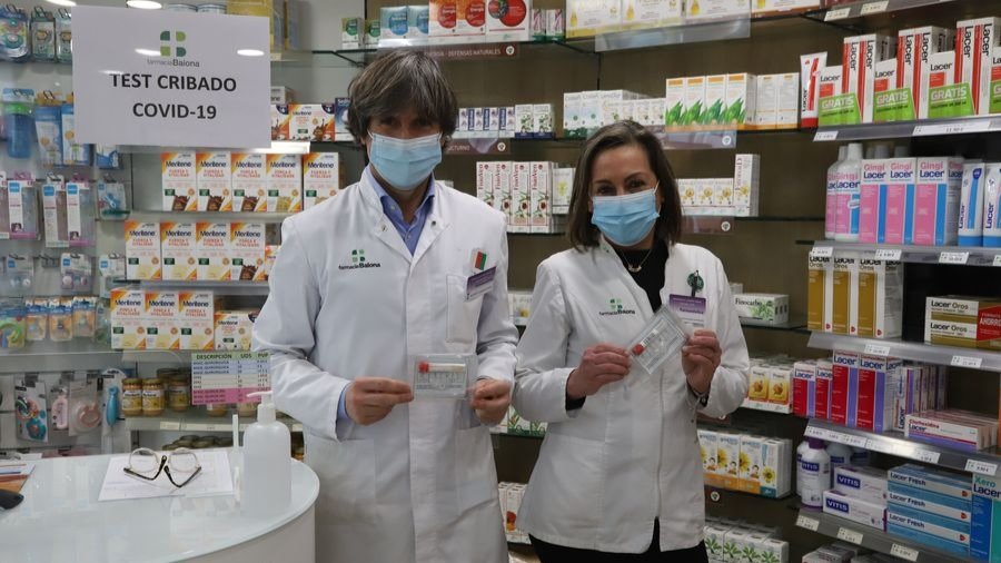 Ignacio Sánchez Otaegui, con los tubos de las muestras, ayer en su farmacia de Baiona.