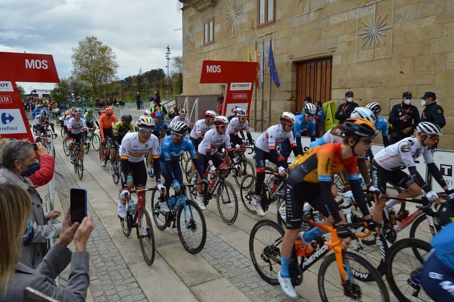 Una etapa de la Vuelta a España salió de Mos el año pasado y la carrera vuelve en 2021 a la provincia.
