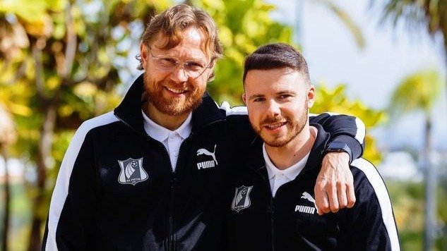 Raúl Canle (derecha) posa con Karpin en la concentración del Rostov durante estos días en Marbella.