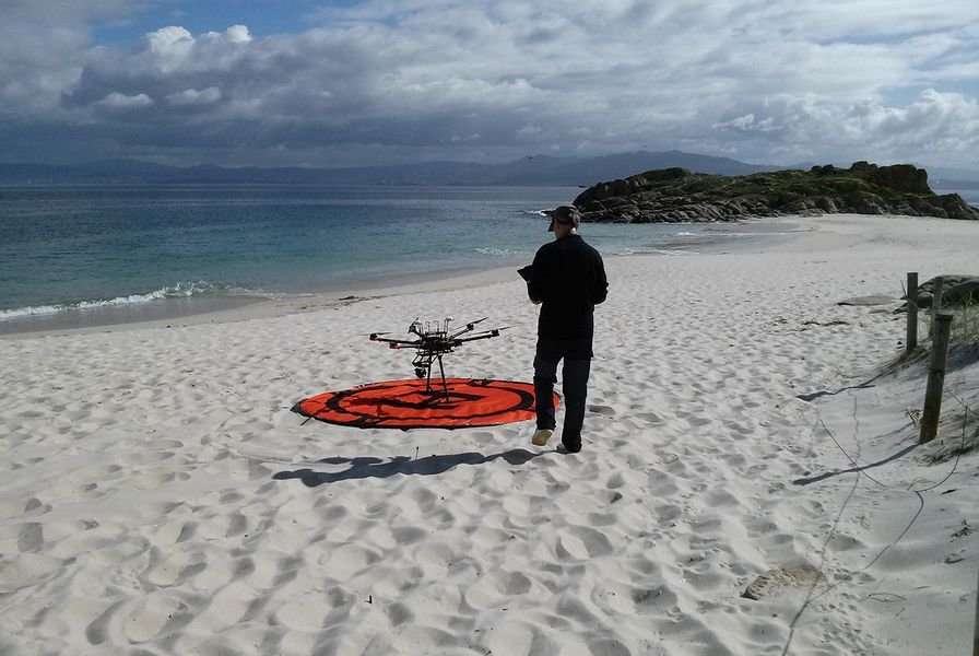 Trabajo en arenales con drones realizado por investigadores de la UVigo.