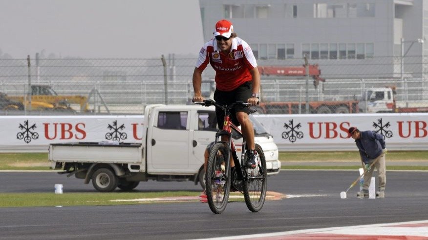 Fernando Alonso fue atropellado ayer en Suiza.