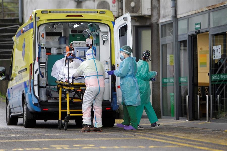 Un paciente ingresa por coronavirus en las urgencias del Hospital Montecelo de Pontevedra.
