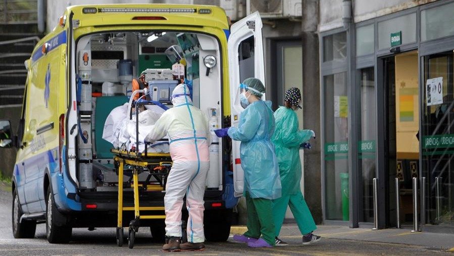 Un paciente ingresa por coronavirus en las urgencias del Hospital Montecelo de Pontevedra.