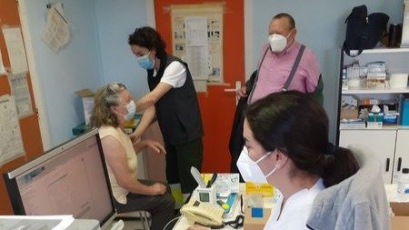 La vacunación a los mayores de 80 años, vecinos de A Cañiza, comenzó ayer en el Centro de Salud.