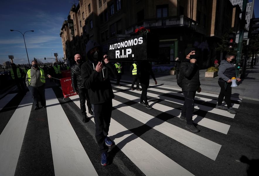 Manifestación de autónomos en Pamplona, portando en andas un féretro alusivo a su situación.