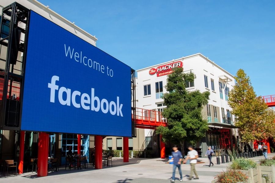 Accesos a la sede central de Facebook en Menlo Park, en California.