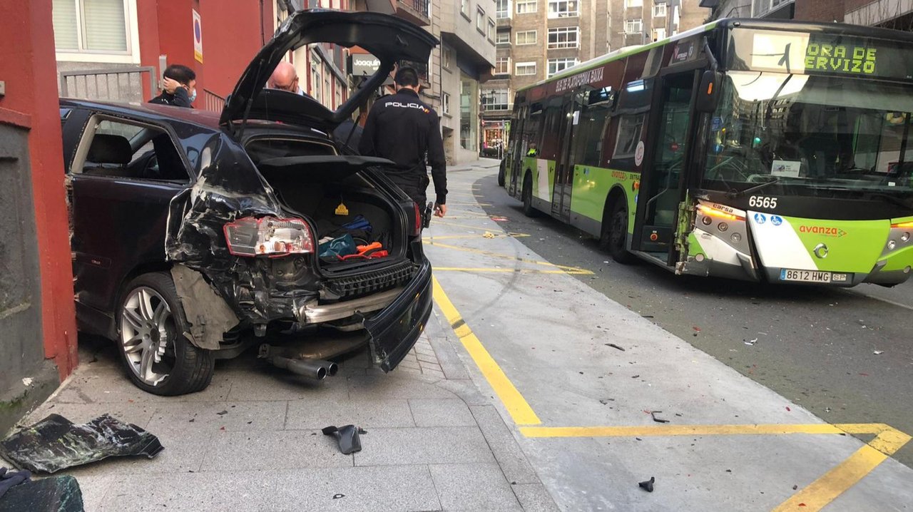 El autobús y vehículo implicados en el accidente // Alberte