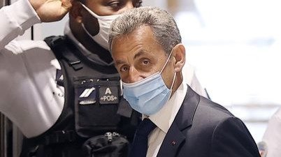 El expresidente de Francia, Nicolás Sarkozy, llegando a su juicio, acusado de corrupción y tráfico de influencias.