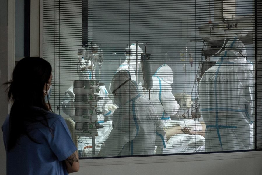Un  equipo de sanitarios atiende a un enfermo de covid en la UCI del Hospital Cosaga de Ourense.