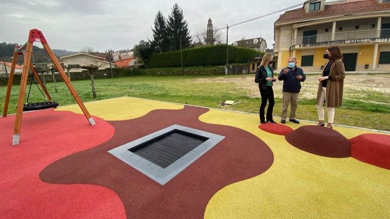La delegada de la Xunta en Vigo, Fernández-Tapias, y el alcalde de Fornelos, ayer en el nuevo parque infantil.