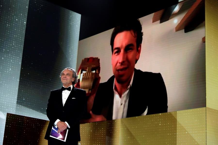 Mario Casas (en la pantalla) recibe el Goya al Mejor Actor