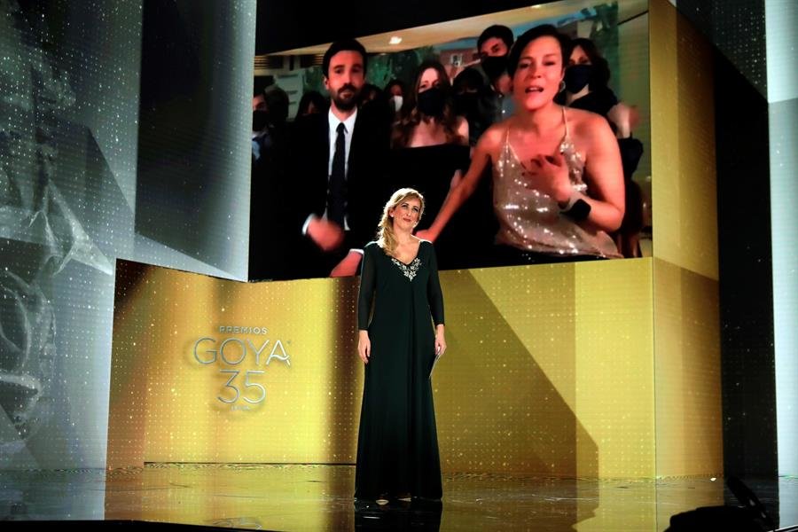 La productora francesa Valérie Delpierre (en la pantalla-d) recibe el Goya a la Mejor Película por "Las Niñas",