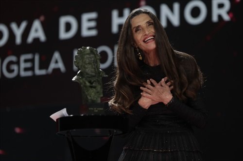 Ángela Molina, Goya de Honor 2021, recoge el premio con un beso en la boca de la estatuilla
