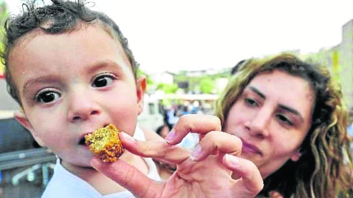 Un niño come un trozo de un bizcocho.